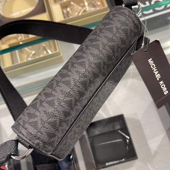 MICHAEL KORS
COOPER EW Phone XBody 
Black 
NWT - Picture 16 of 16